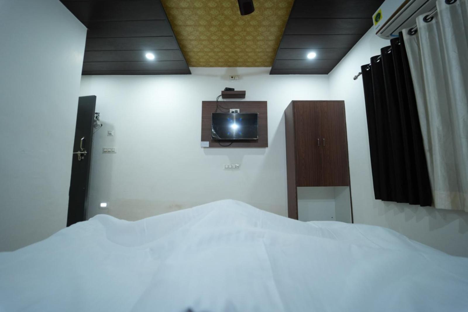 Hotel Pawar Palace And Restaurant Kelwa  外观 照片
