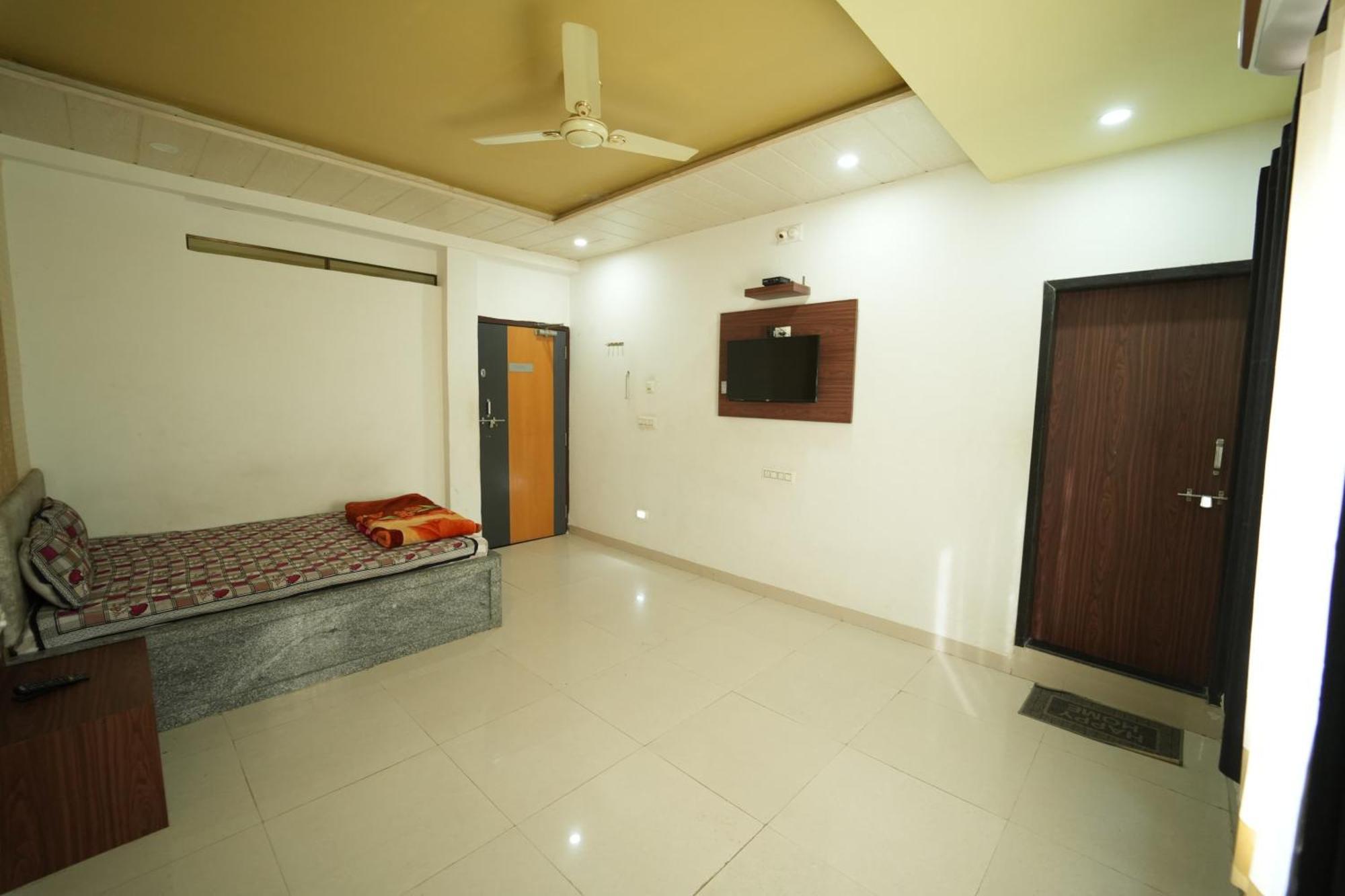 Hotel Pawar Palace And Restaurant Kelwa  外观 照片