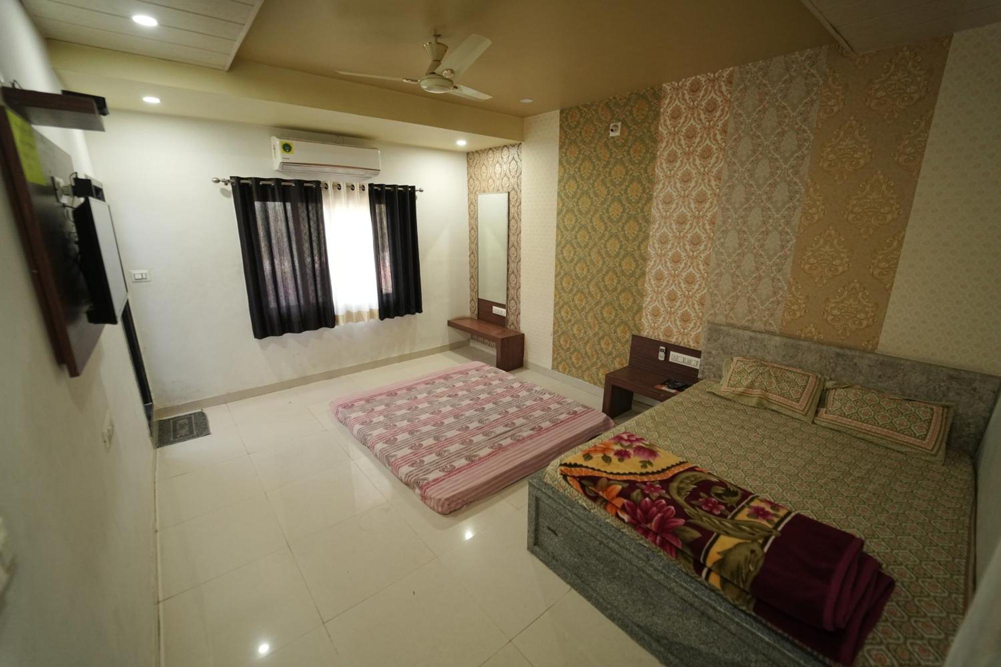 Hotel Pawar Palace And Restaurant Kelwa  外观 照片